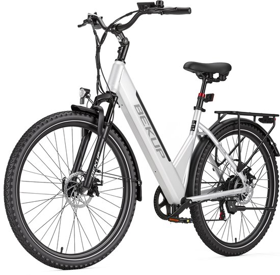 Zilverkleurige elektrische damesfiets met bagagedrager en verende voorvork.