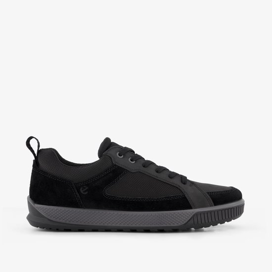 Zwarte ECCO sneaker met suède accenten en textiel, van opzij.