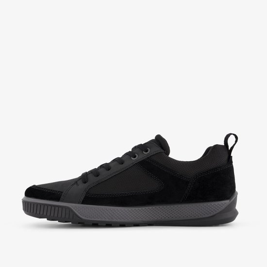 Zwarte ECCO sneaker van opzij, met suède en textiel, en een grijze zool.
