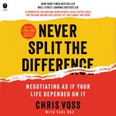 Boekomslag Never Split the Difference van Chris Voss met zwart gedrukte titel op een geel en rood gescheurde achtergrond.