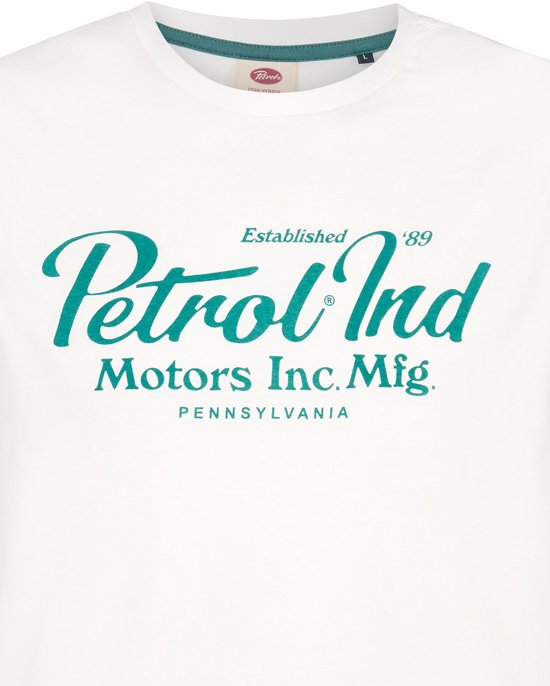 Wit T-shirt met ronde hals en groen 'Petrol Ind Motors Inc. Mfg. Established '89' opschrift op de borst.