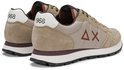 Achterkant van beige SUN68 sneakers met wit hielstuk voorzien van '1968' en een rood AX-logo aan de zijkant.