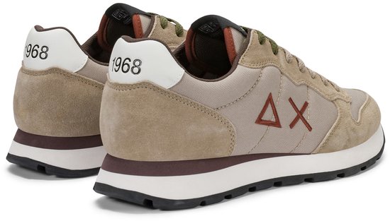Achterkant van beige SUN68 sneakers met wit hielstuk voorzien van '1968' en een rood AX-logo aan de zijkant.