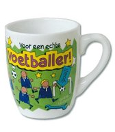 Mok - Cartoon Mok - Voor een echte voetballer -  Gevuld met een luxe cocktailmix - In cadeauverpakking met gekleurd krullint