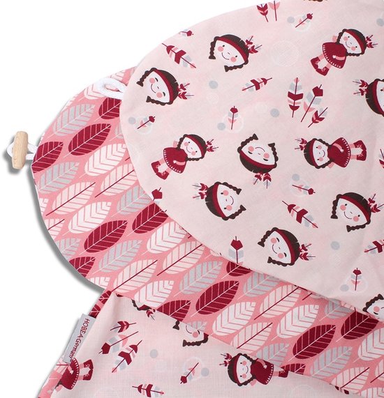 Roze hoes met indiaantjes en verenpatroon.