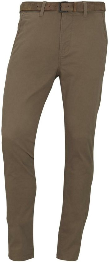Model met bruine chino broek.