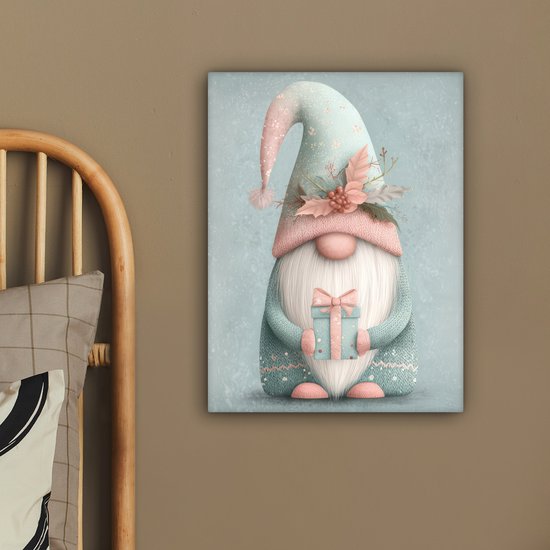 Canvas schilderij 30x40 cm - Exclusieve wanddecoratie Kerstgnome - Cadeau - Groen - Muurdecoratie woonkamer - Kamer decoratie - Schilderijen op canvas - Kerstdecoratie voor binnen - Kerstversiering - Kerstmis versiering