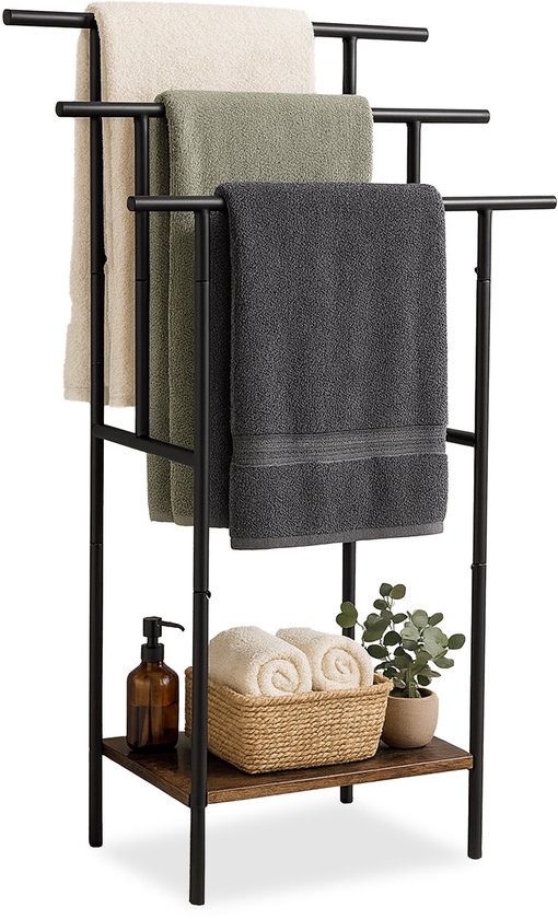 Porte-serviettes en métal noir avec étagère en bois brun, avec des serviettes beiges, vertes et grises et un petit panier.