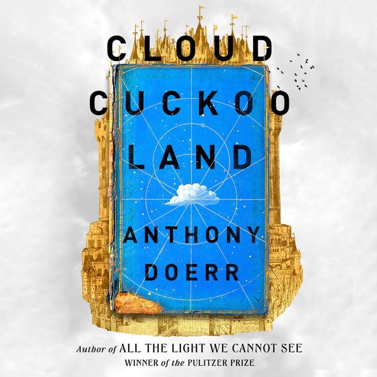 Boekomslag van 'Cloud Cuckoo Land' met gouden kasteelarchitectuur en een blauw boek in het midden met een sterrenkaart en een wolk.
