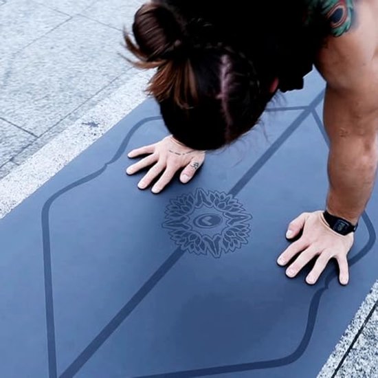 Milieuvriendelijke yogamat met antislip en uitlijning markers — afbeelding 4