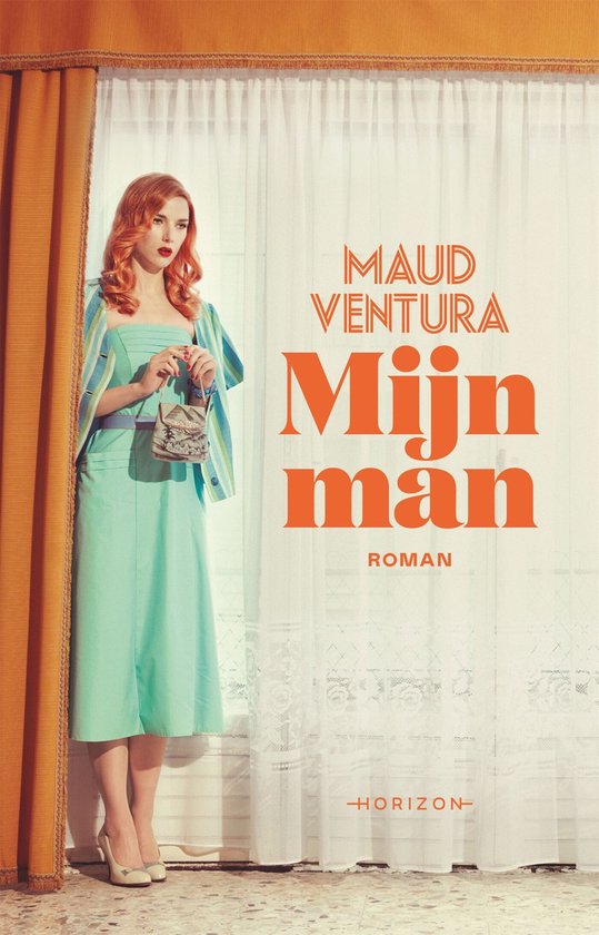 Een vrouw met rood haar in een mintgroene jurk en gestreepte vest, met een kleine handtas. Titel: Mijn man.