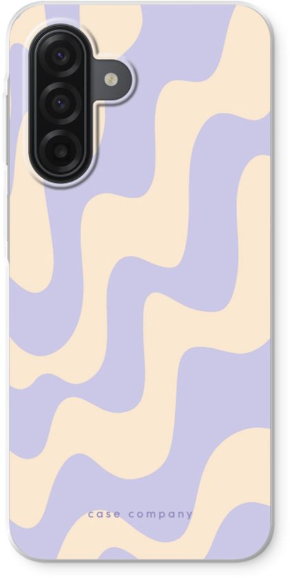 Telefoonhoesje met een golvend patroon in pastelpaars en beige. Zichtbare cameralens aan de achterzijde.