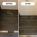 Witte wandtegels in een hoek van een douche. De voegen zijn voor en na bijgewerkt met een voegstift.