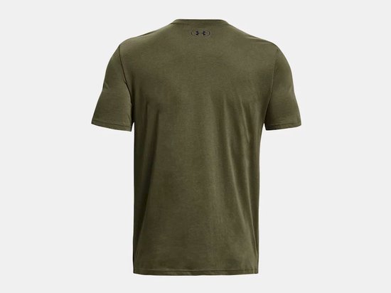 Man, achterkant van een legergroen T-shirt met korte mouwen. Het shirt heeft een ronde hals en een subtiel logo op de rug.