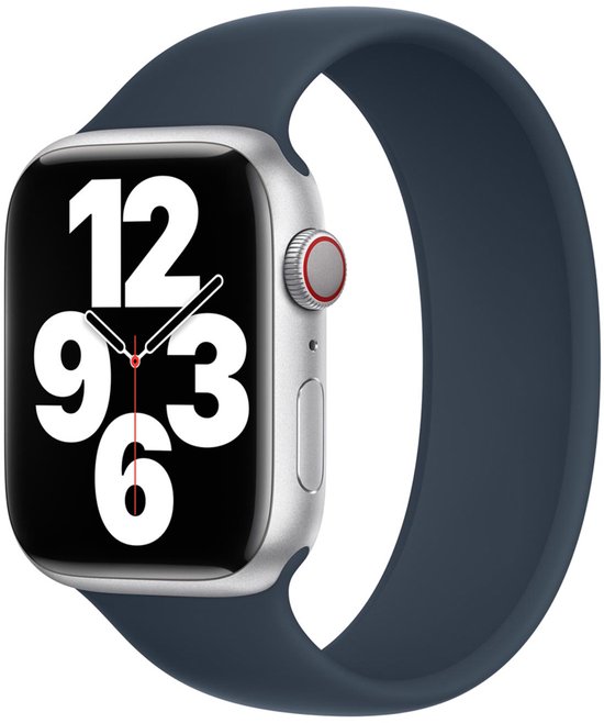 Een Apple Watch met een zilverkleurige kast en een donkerblauw siliconen bandje om de pols.