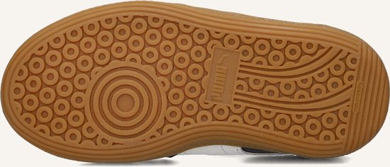 Zool van zwarte Puma Palermo sneakers met cirkelvormig profiel en Puma-logo.