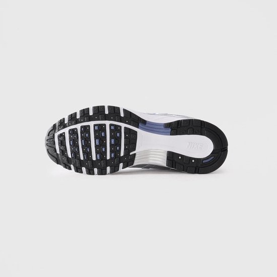 Nike P-6000 sneaker, onderaanzicht van de zwarte en witte profielzool.