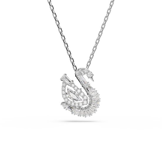 Zilverkleurige ketting met een zwaanhangertje vol glinsterende baguette geslepen kristallen.