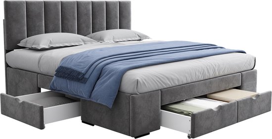 Grijs gestoffeerd bed met gestreken hoofsteun, blauwe deken, twee kussens en vier open lades.