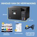 Zwarte Epson Ecotank printer, 4 inktflessen, documentatie en stroomkabel. Afmetingen zijn zichtbaar.