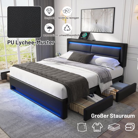Zwart bed met beddengoed en blauwe LED-verlichting. Lades zijn uitgetrokken.