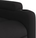 Close-up van de armleuning van een zwarte fauteuil met een bekerhouder.