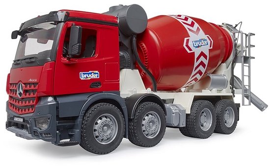 Rode Bruder betonmixer met grijze cabine en details, rode trommel met witte pijlen en Bruder-logo.