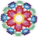 Figure ronde en perles à repasser avec un motif de fleur dans les couleurs rouge, rose, jaune, blanc, bleu, violet et vert.