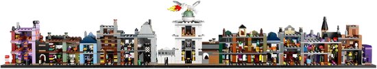 Een lange rij LEGO-winkels in diverse kleuren, waaronder paars, groen en bruin, met een witte toren in het midden.