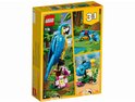 LEGO Creator 3in1 set met een blauwe papegaai, kikker en vis. De papegaai zit op een tak met bloemen.