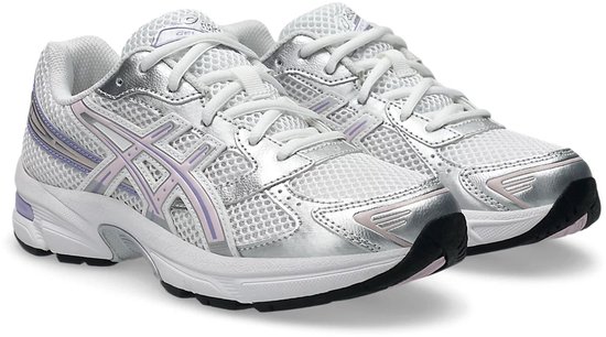 Asics Gel-1130 dames sneakers in wit met zilverkleurige en lichtpaarse accenten. Zicht op de neus en zijkant.