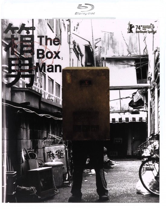 The Box Man Blu-ray cover. Een man met een kartonnen doos over zijn hoofd in een steeg. Zwart-wit foto.