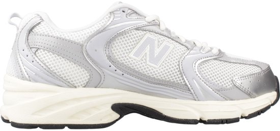 Zijaanzicht van de New Balance U530 sneaker in zilver metallic met witte mesh en crèmekleurige zool.