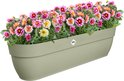 Lichtgroene, kunststof balkonbak gevuld met roze en gele bloemen, met Elho logo.