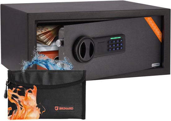 Zwarte kluis met openstaande deur, digitaal slot en geld erin. Een waterdichte en brandbestendige etui met vuurprint ligt ervoor.