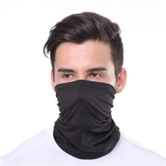 Man draagt een zwarte, geplooide nekwarmer voor zijn mond en neus.