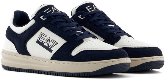 Witte en marineblauwe EA7 Emporio Armani sneakers met veters en logo op de zijkant.