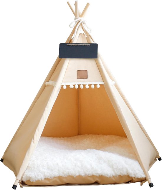 Panier tipi écru avec coussin en peluche, ardoise, pompons et structure en bois.