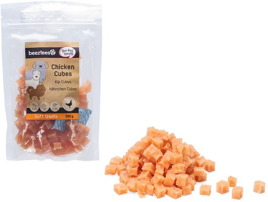 Een zakje Beeztees Kip Cubes en een hoopje zachte, oranje blokjes ernaast, op een witte achtergrond.