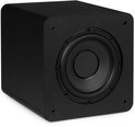 Zwarte subwoofer met een 8-inch woofer aan de voorkant, zijaanzicht.