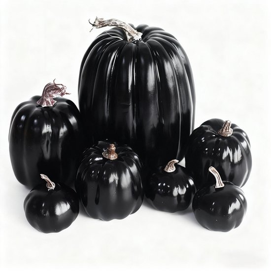 Groupe de sept citrouilles artificielles noires brillantes de différentes tailles.