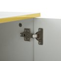 Close-up van een scharnier in een witte kastdeur met gele rand.