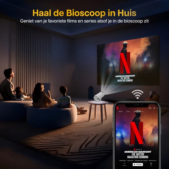 Familie kijkt film geprojecteerd door Lumenix beamer. Telefoon toont dezelfde film 'American Manhunt'.