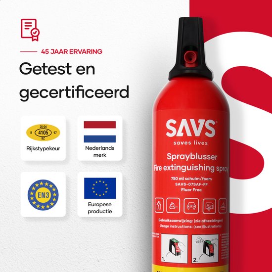 Rode sprayblusser met zwart spuitmondje. Label met SAVS logo, "Sprayblusser" en "Fire extinguishing spray".