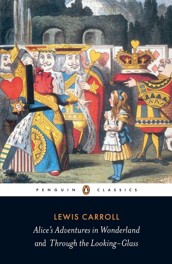 Cover van Alice's Avonturen in Wonderland met Alice die naar een grote rode koningin kijkt, omringd door kaarten.