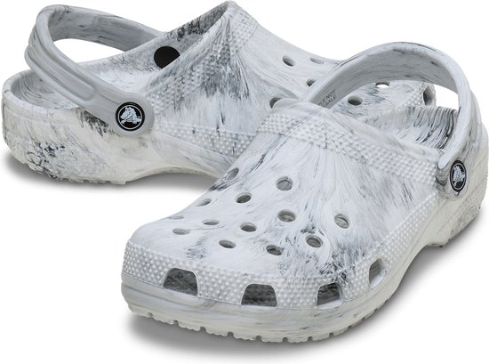 Paar witte Crocs met grijze marmerprint, een voor en een achter.