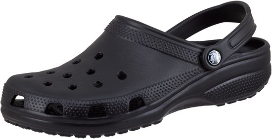 Sabot Crocs noir avec bride. Le sabot présente des perforations à l'avant et une semelle en caoutchouc.