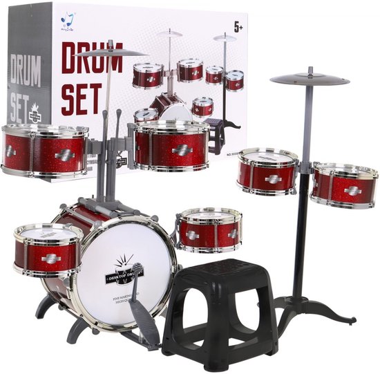 Een rood glitter drumstel met 5 drums, 2 cimbalen en een krukje, op een witte achtergrond.