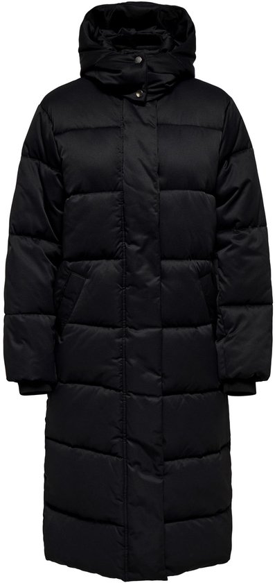 Avant d'un long manteau matelassé noir avec capuche, sur fond blanc.