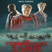 Drie jongens met kleding uit vervlogen tijden op een achtergrond van boten, met de titel 'Het Verdronken Land'.